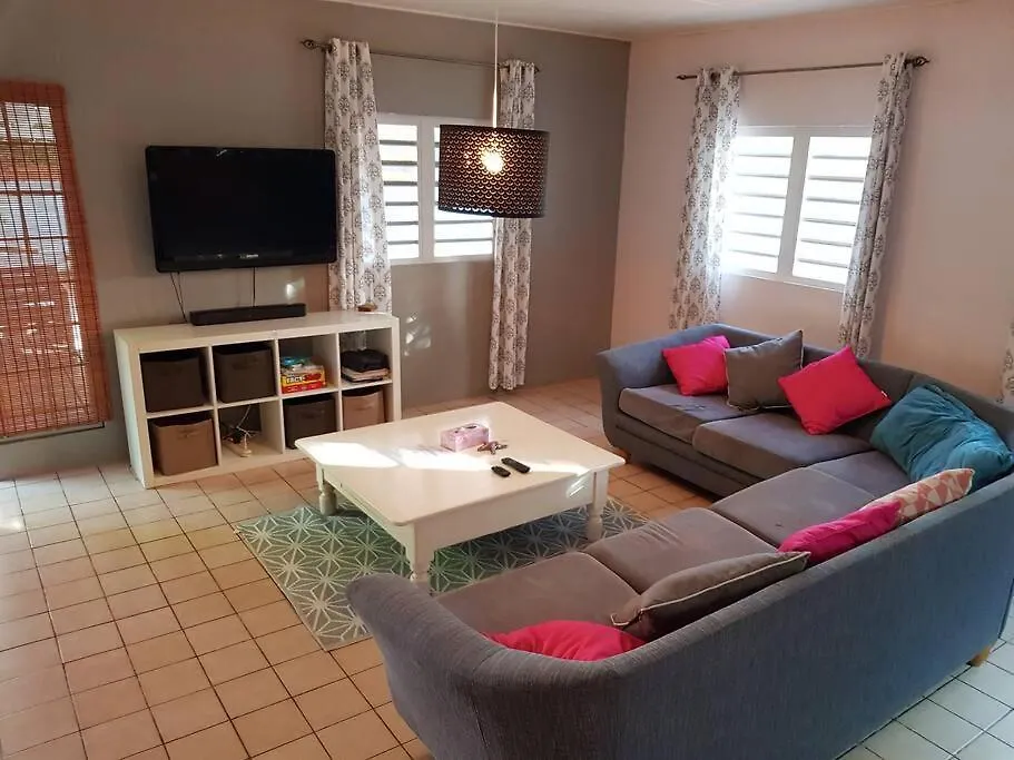 Charming Home One Block From The Sea Willemstad 0*,