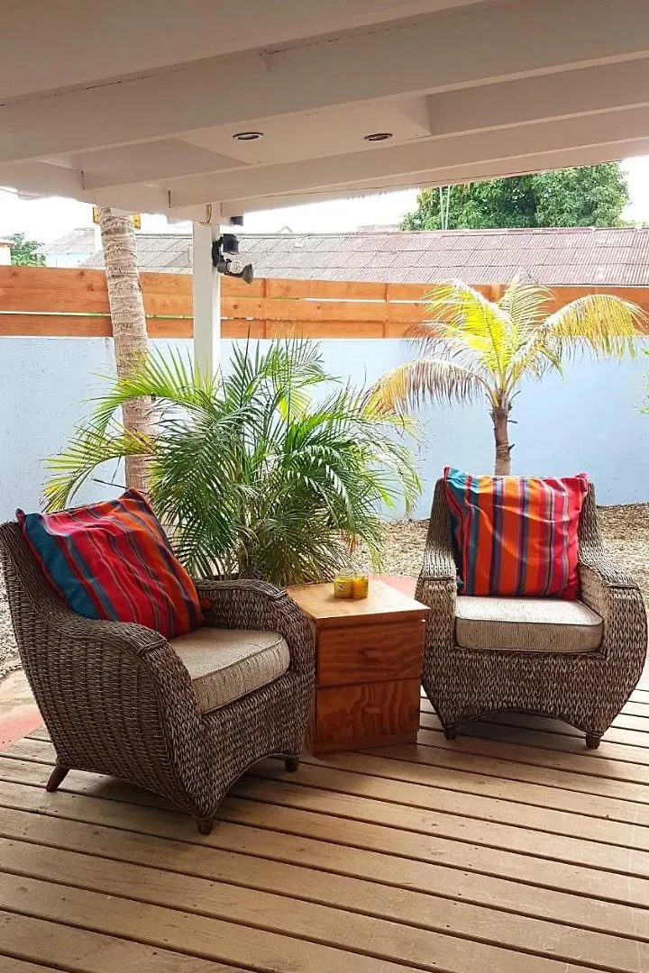 Charming Home One Block From The Sea Willemstad