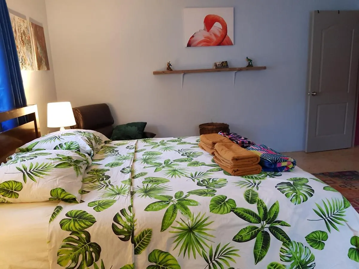 Charming Home One Block From The Sea Willemstad 0*,