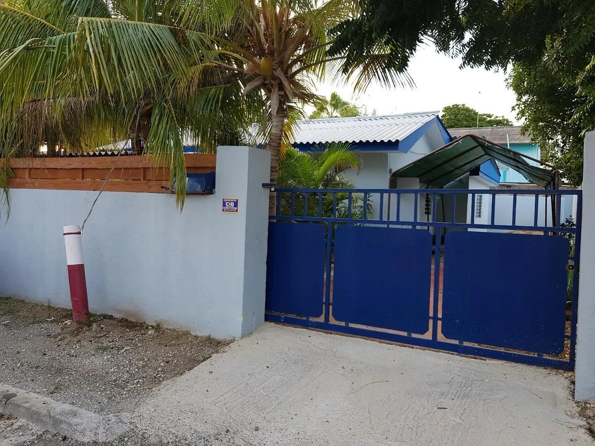 Charming Home One Block From The Sea Willemstad